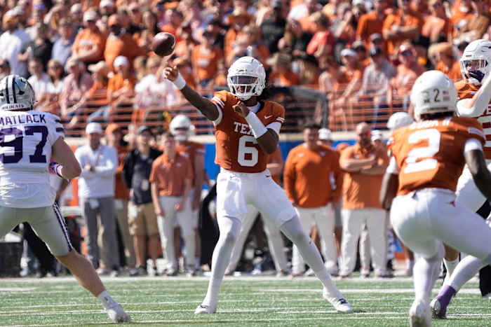 Maalik Murphy throws a pass against Kansas State